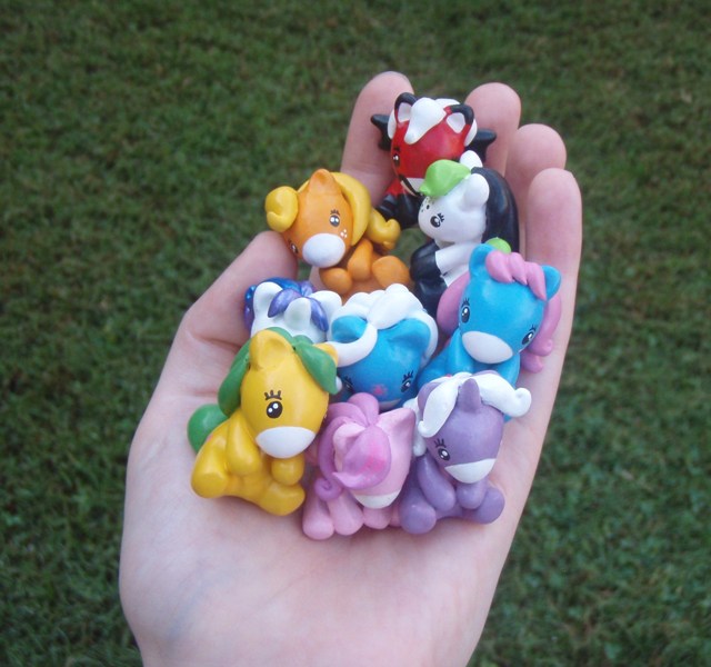 Hand_Full_of_Ponies_by_sarixthelost.jpg